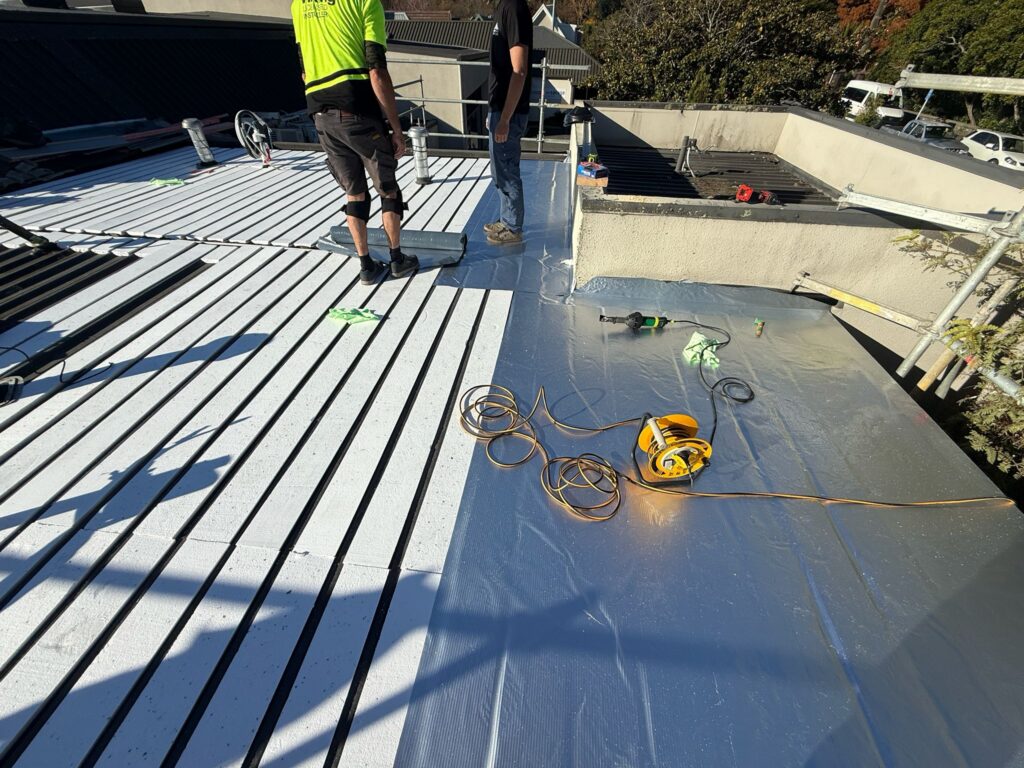 EPS fingers and vapour barrier membrane during overlay preparation